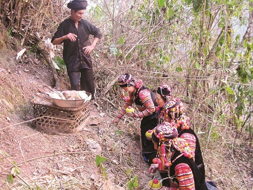 Upacara pemujaan dukuh, ciri kepercayaan yang unik dari warga etnis minoritas Ha Nhi - ảnh 1