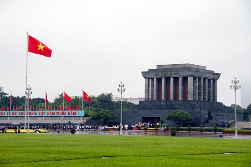 Kira-kira 63.000 orang yang berziarah ke Mousolium Presiden Ho Chi Minh pada kesempatan 30/4 dan 1/5 - ảnh 1