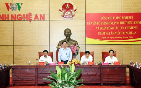 Deputi PM Vuong Dinh Hue melakukan temu kerja dengan pimpinan provinsi Nghe An - ảnh 1