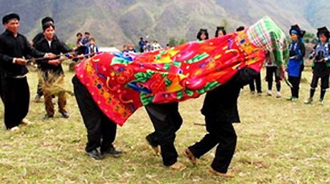 Adat berkudung selimut dan acara pernikahan dari warga etnis minoritas Ha Nhi - ảnh 1