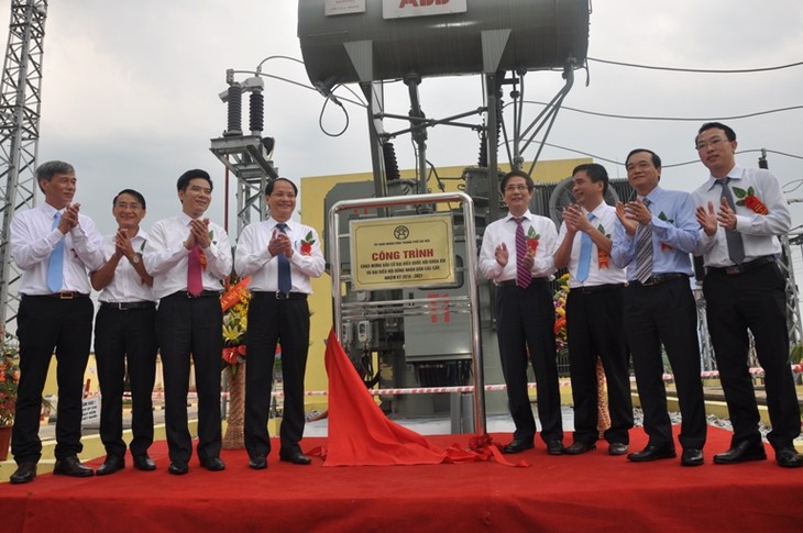 Kota Hanoi memasang papan proyek menyambut pemilihan anggota MN Vietnam angkatan ke-14 - ảnh 1