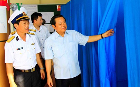 Wakil Ketua MN Do Ba Ty mengawasi dan memeriksa pekerjaan pemilihan di kabupaten Truong Sa - ảnh 1