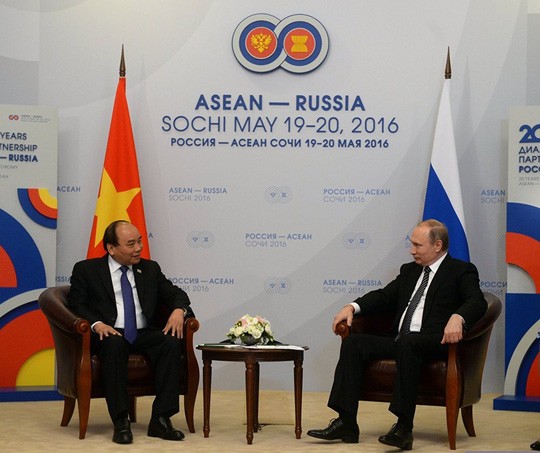 PM Nguyen Xuan Phuc melakukan pertemuan dengan Presiden Federasi Rusia, Vladimir Putin - ảnh 1