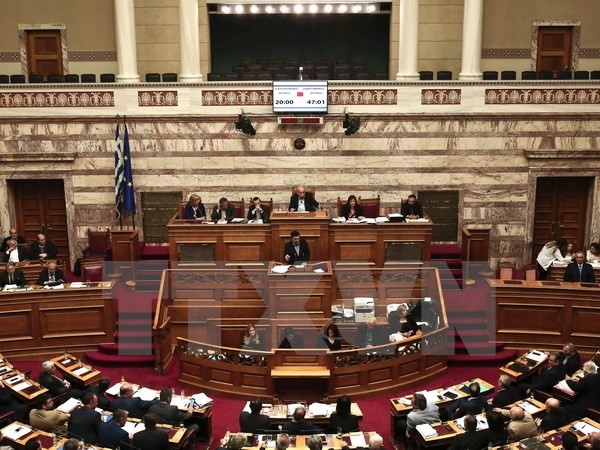 Parlemen Yunani mengesahkan paket “mengetatkan ikat pinggang” yang baru - ảnh 1