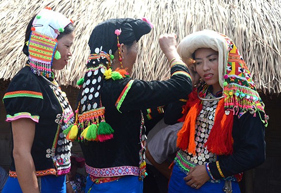 Busana tradisional yang unik dari kaum wanita etnis minoritas Si La di provinsi Lai Chau - ảnh 2