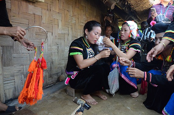 Busana tradisional yang unik dari kaum wanita etnis minoritas Si La di provinsi Lai Chau - ảnh 3