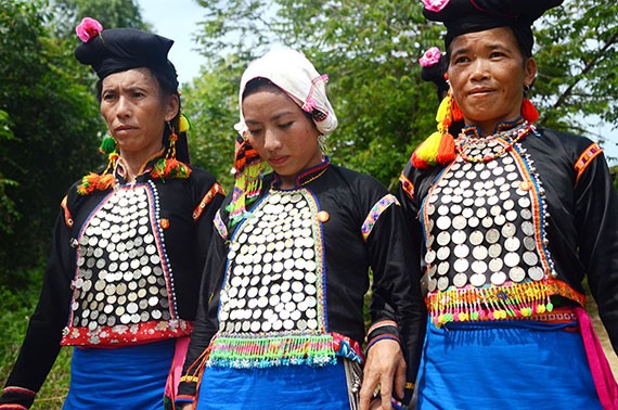 Busana tradisional yang unik dari kaum wanita etnis minoritas Si La di provinsi Lai Chau - ảnh 5