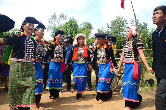 Busana tradisional yang unik dari kaum wanita etnis minoritas Si La di provinsi Lai Chau - ảnh 6