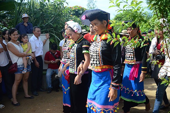 Busana tradisional yang unik dari kaum wanita etnis minoritas Si La di provinsi Lai Chau - ảnh 7