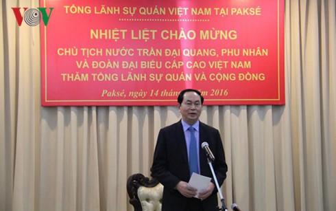 Presiden Tran Dai Quang melakukan pertemuan dengan komunitas orang Vietnam di provinsi Champasak (Laos) - ảnh 1