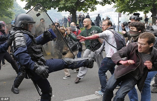 Presiden Perancis memperingatkan bisa melarang demonstrasi setelah terjadi berbagai huru-hara di kota Paris - ảnh 2