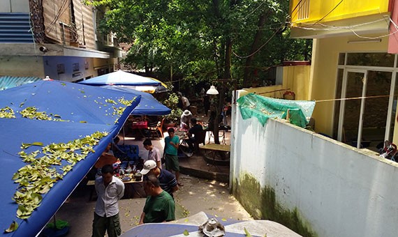Pasar barang antik di tengah-tengah ibukota Hanoi - ảnh 1