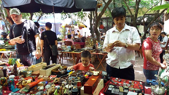Pasar barang antik di tengah-tengah ibukota Hanoi - ảnh 3