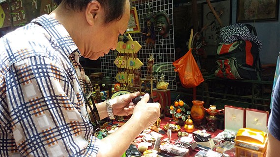 Pasar barang antik di tengah-tengah ibukota Hanoi - ảnh 4