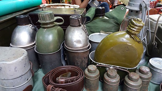 Pasar barang antik di tengah-tengah ibukota Hanoi - ảnh 7