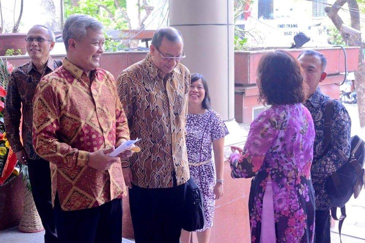 Simposium sehubungan dengan peringatan ultah ke-50 Berdirinya Program Siaran Bahasa Indonesia - ảnh 1