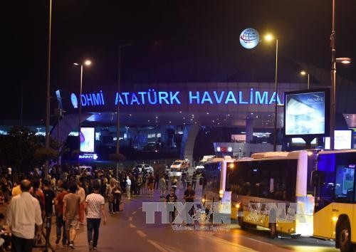 Serangan bom yang berlumuran darah di bandara Turki - ảnh 1