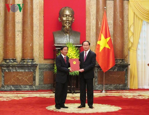 Presiden Vietnam Tran Dai Quang menyampaikan keputusan pengangkatan duta besar - ảnh 1