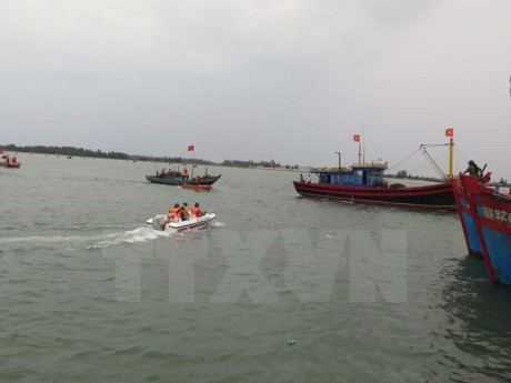 Nelayan Vietnam menyelamatkan nelayan Malaysia yang mengalami kecelakaan di laut - ảnh 1