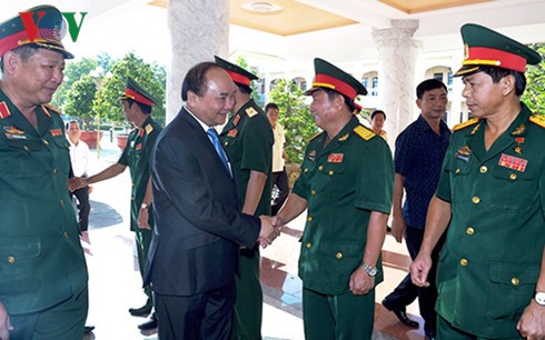 PM Nguyen Xuan Phuc mengunjungi Zona Militer 9 - ảnh 1