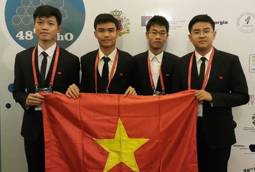 Vietnam merebut 2 medali emas Olympiade Kimia Internasional - ảnh 1