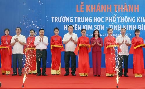 Presiden Tran Dai Quang menghadiri acara peresmian sekolahan di provinsi Ninh Binh - ảnh 1