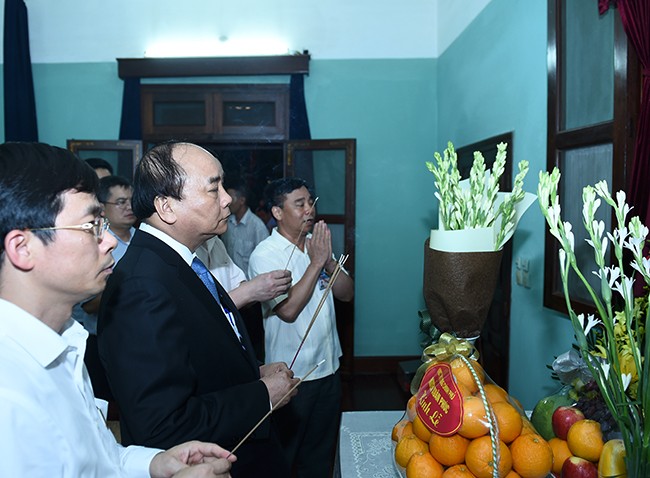 PM Nguyen Xuan Phuc membakar hio mengenangkan Presiden Ho Chi Minh - ảnh 1