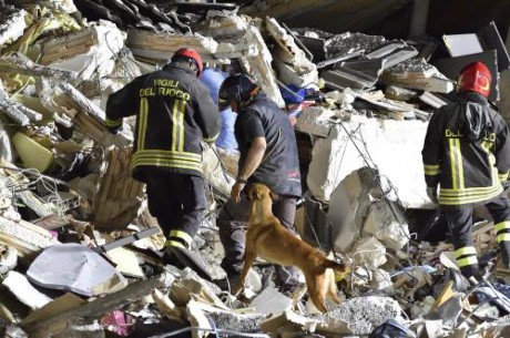 Italia: 900 gempa bumi susulan terjadi pasca gempa bumi, 267 orang telah tewas - ảnh 1