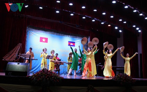 Pembukaan Pekan Budaya Vietnam di Kamboja - ảnh 1