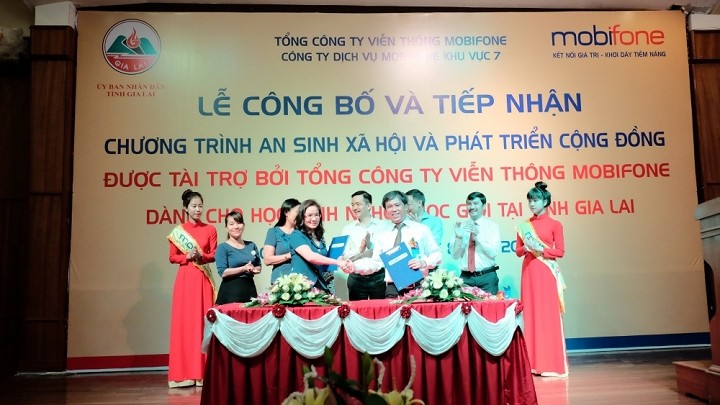 Mobifone memberikan 2 miliar dong Vietnam untuk pekerjaan jaring pengaman sosial di provinsi Lam Dong - ảnh 1