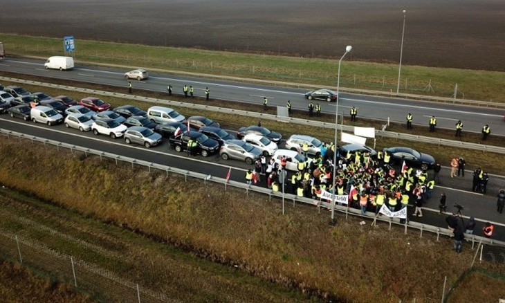 Pologne: des agriculteurs en gilet jaune protestent à la française - ảnh 1