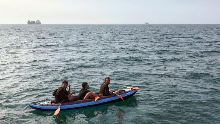 Migrants : la France lance un plan d’action contre les traversées de la Manche - ảnh 1