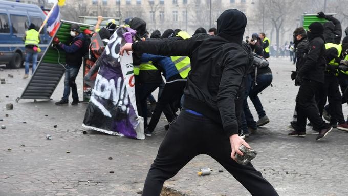 Gilets jaunes: saccages, pillages, incendies… scènes de violences sur les Champs-Élysées - ảnh 1