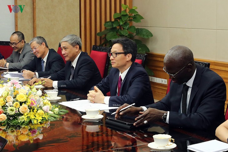Une délégation de hauts responsables de Côte-d’Ivoire reçue par Vu Duc Dam  - ảnh 1