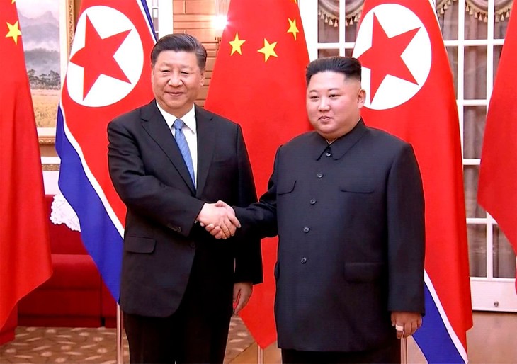 Kim Jong-un et Xi Jin-ping conviennent de renforcer les liens bilatéraux - ảnh 1