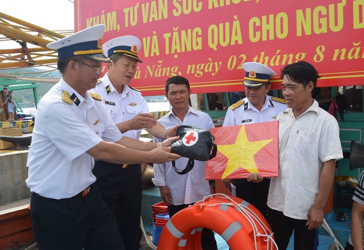 Lancement du programme « La Marine vietnamienne accompagne les pêcheurs au large » - ảnh 1