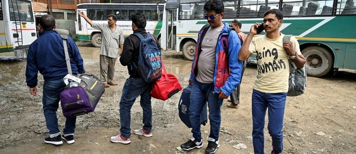 Touristes et pèlerins fuient le Cachemire après des mises en garde du gouvernement - ảnh 1
