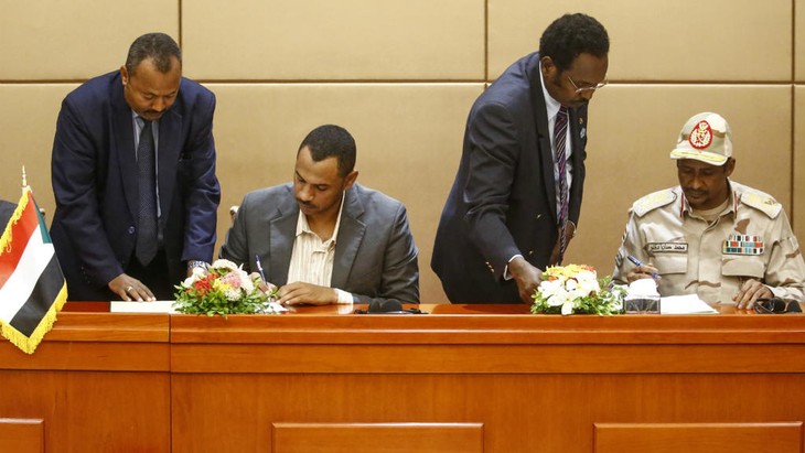 Au Soudan, militaires et opposants signent une déclaration constitutionnelle - ảnh 1