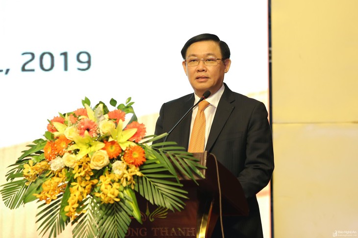 Vuong Dinh Huê à une conférence sur le développement à Vinh - ảnh 1