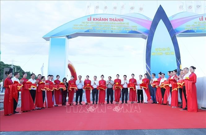 Inauguration d’une partie des autoroutes Nha Trang – Cam Lâm et Vinh Hao – Phan Thiêt - ảnh 1