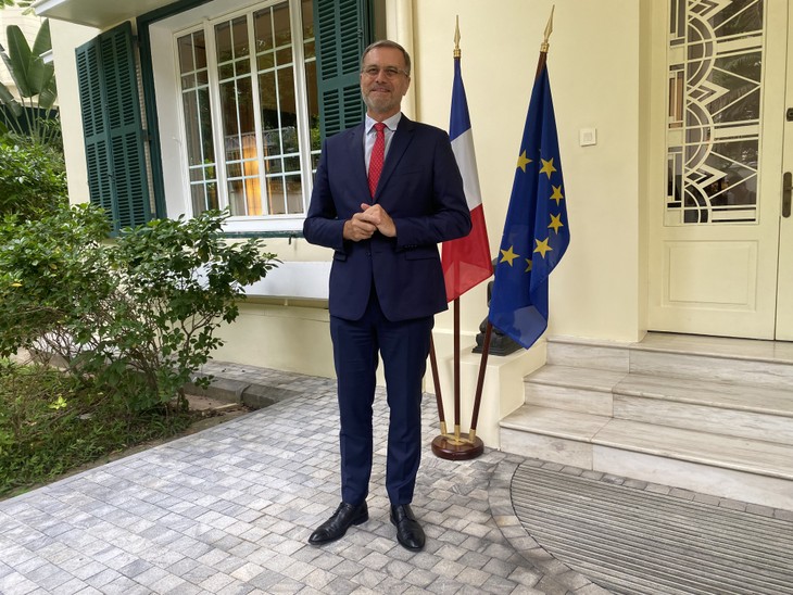 L’ambassadeur de France tient sa première rencontre avec la presse vietnamienne - ảnh 1
