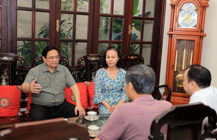 Pham Minh Chinh rend visite aux proches d’anciens dirigeants du gouvernement - ảnh 1