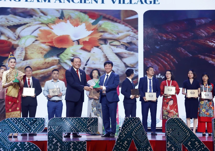 La gastronomie de Duong Lâm certifiée «produit touristique durable de l’ASEAN» de 2024 - ảnh 1