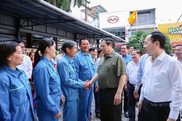 Pham Minh Chinh rencontre des agents de propreté urbaine de Cân Tho - ảnh 1