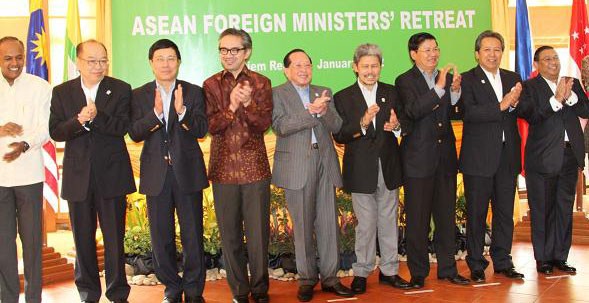ASEAN-Außenminister sprechen sich für eine ASEAN-Gemeinschaft aus - ảnh 1