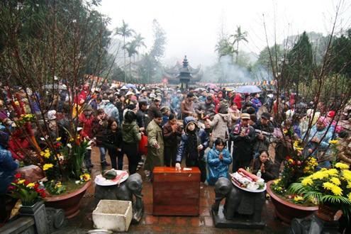 Pagoden zum Neujahr besuchen – eine Tradition der Vietnamesen - ảnh 1