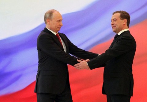 Neuer Präsident Putin schlägt Medwedew als Premierminister vor - ảnh 1