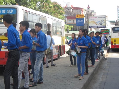 Freiwillige Helfer in blauen Hemden bei der Hochschulaufnahmeprüfung - ảnh 1