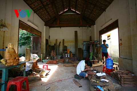 Holzschnitzarbeit im Dorf Kim Bong - ảnh 4