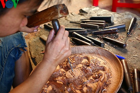 Holzschnitzarbeit im Dorf Kim Bong - ảnh 5